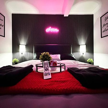 Boutique Backyard Bungalow - Brimsdown Enfield Bagian luar foto