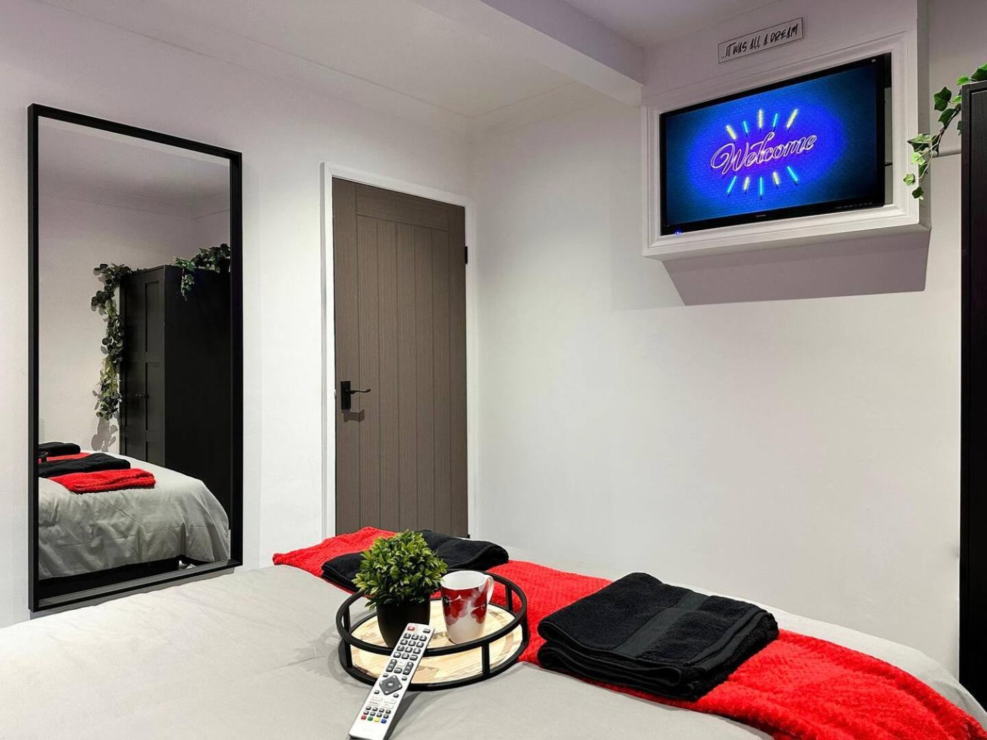 Boutique Backyard Bungalow - Brimsdown Enfield Bagian luar foto