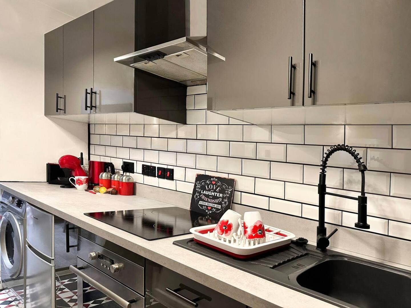 Boutique Backyard Bungalow - Brimsdown Enfield Bagian luar foto