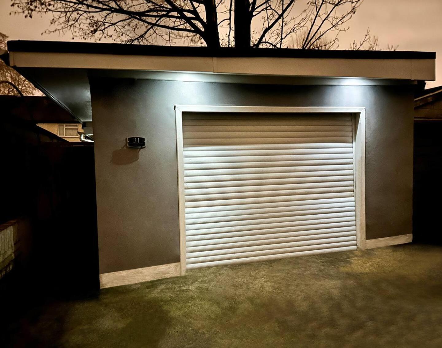 Boutique Backyard Bungalow - Brimsdown Enfield Bagian luar foto