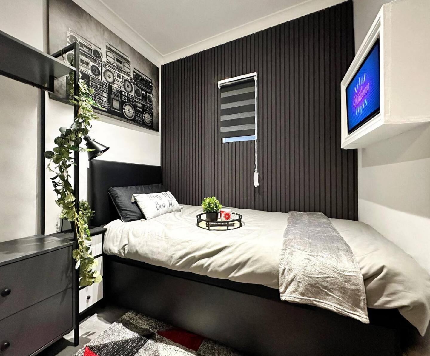 Boutique Backyard Bungalow - Brimsdown Enfield Bagian luar foto