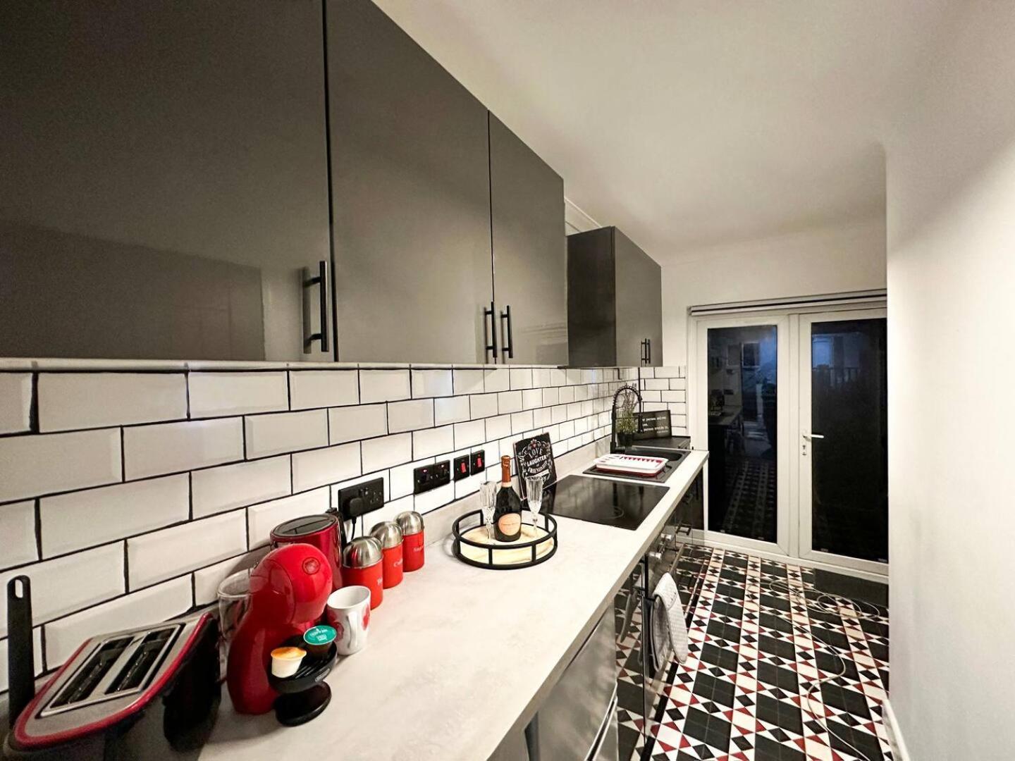 Boutique Backyard Bungalow - Brimsdown Enfield Bagian luar foto