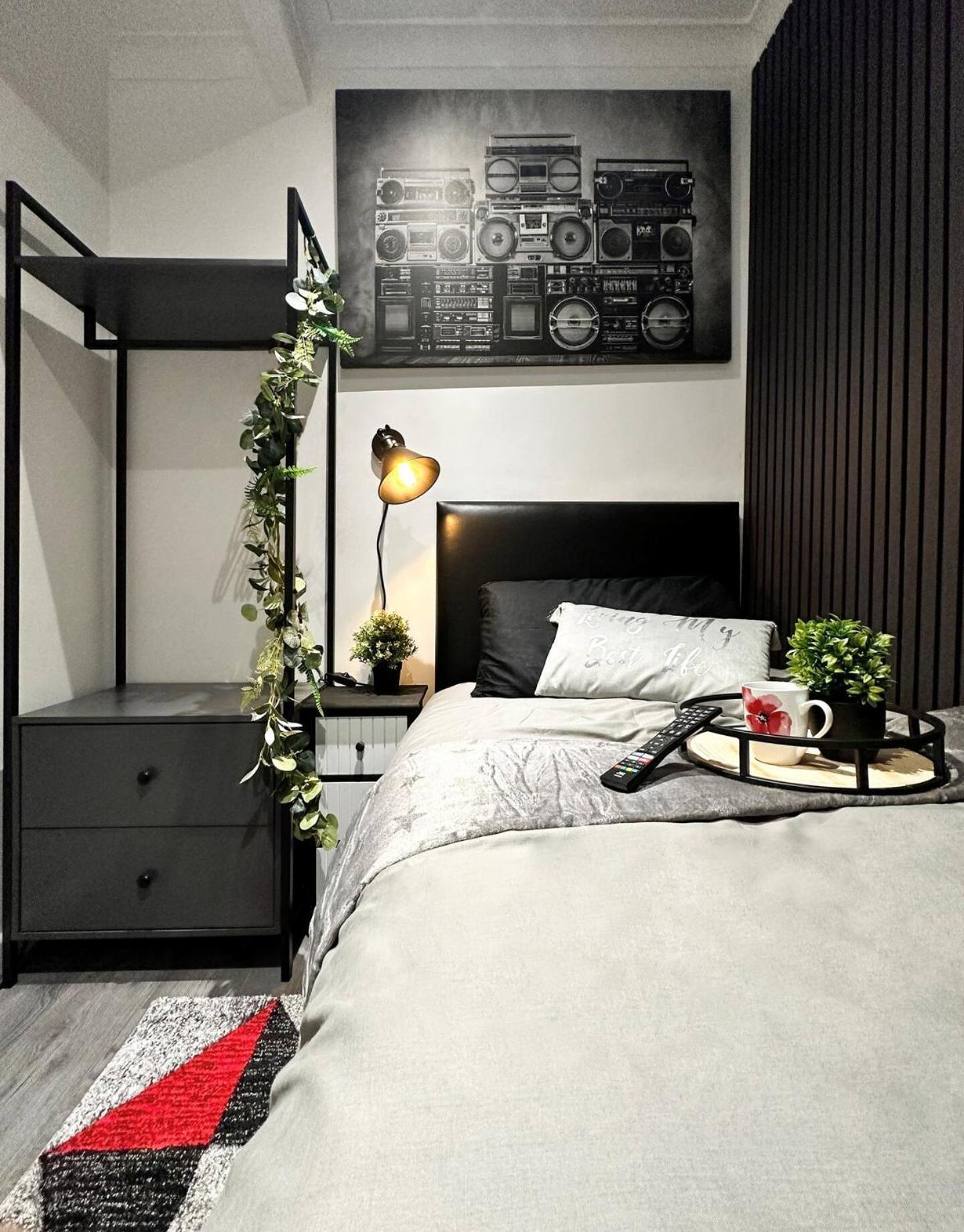 Boutique Backyard Bungalow - Brimsdown Enfield Bagian luar foto