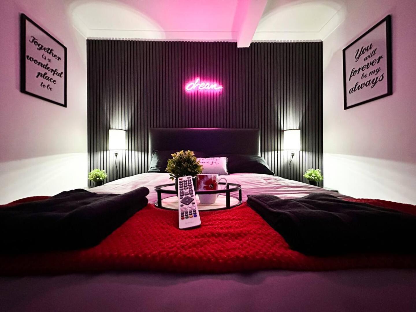 Boutique Backyard Bungalow - Brimsdown Enfield Bagian luar foto