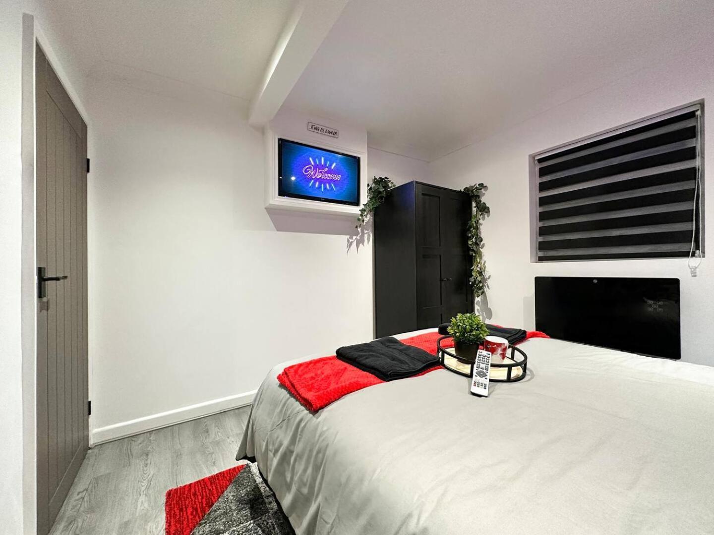 Boutique Backyard Bungalow - Brimsdown Enfield Bagian luar foto