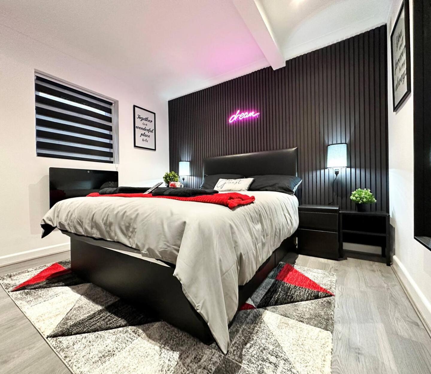 Boutique Backyard Bungalow - Brimsdown Enfield Bagian luar foto