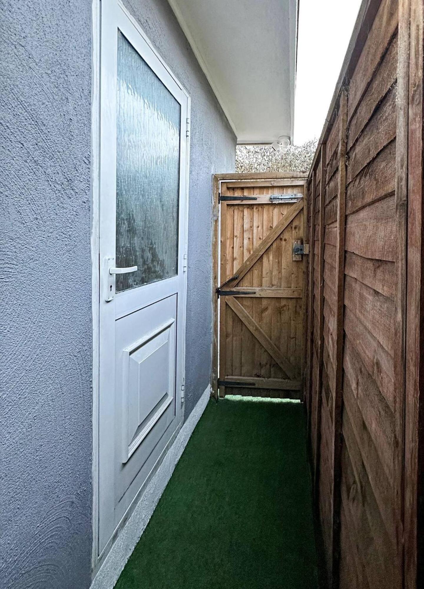 Boutique Backyard Bungalow - Brimsdown Enfield Bagian luar foto